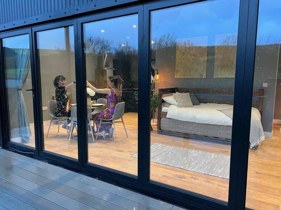 Luxury Lodge In The Treetops Llanbrynmair Buitenkant foto