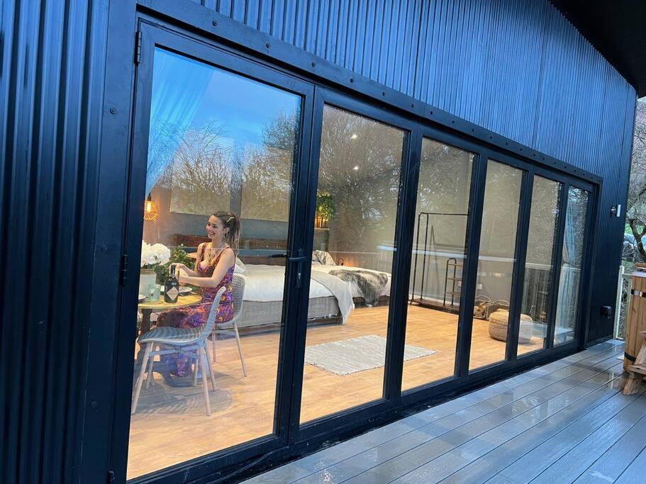 Luxury Lodge In The Treetops Llanbrynmair Buitenkant foto