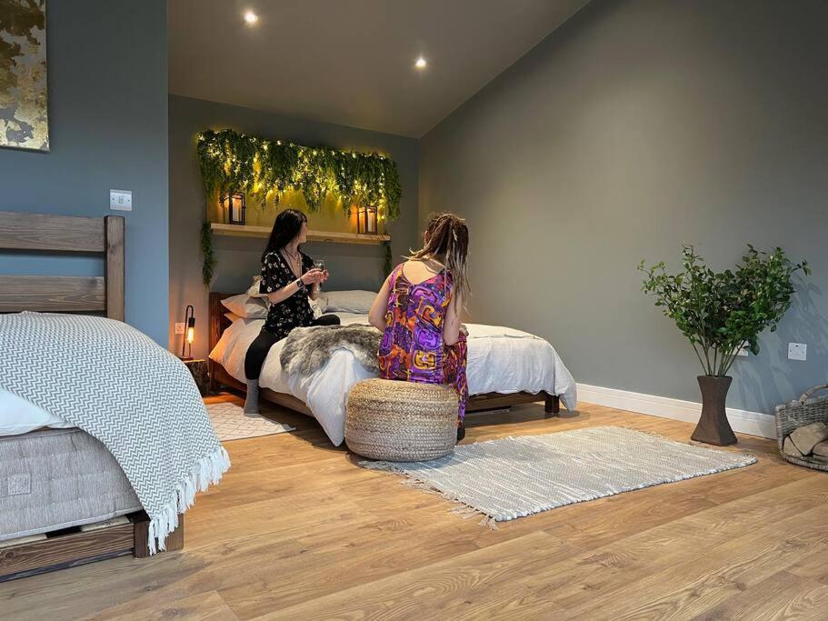 Luxury Lodge In The Treetops Llanbrynmair Buitenkant foto
